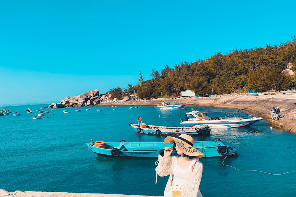 Từ tháng 03 đến tháng 09, thời tiết khô ráo, biển êm là thời điểm thích hợp để tham quan Cù Lao XanhTừ tháng 03 đến tháng 09, thời tiết khô ráo, biển êm là thời điểm thích hợp để tham quan Cù Lao Xanh